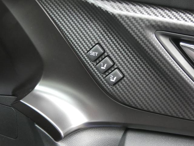 運転席はシートメモリー機能が付いているので、自分以外の人がシートを動かしても、ボタン一つでセットした位置に戻せます。