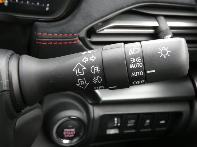 ［オートライト］センサーで周囲の明るさを検知して自動でヘッドランプが点灯してくれます！