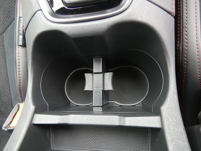 センターコンソールには前席カップホルダーとスマホやポータブルプレイヤーを置けるトレーが付いています！