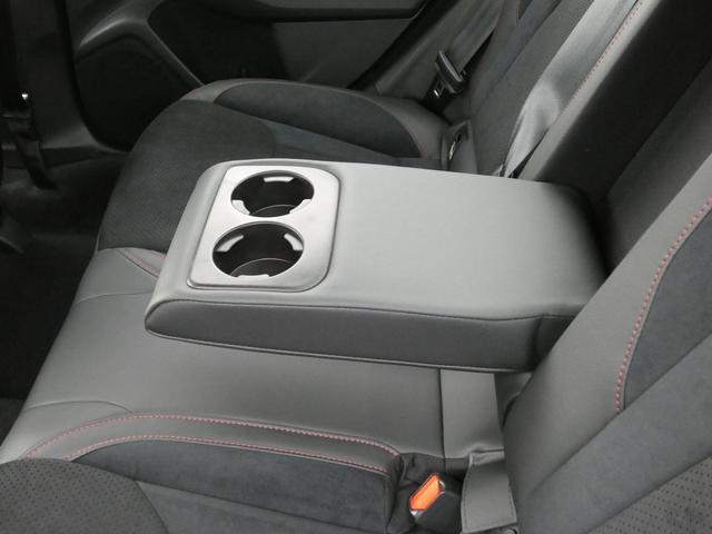 後席中央の背もたれはカップホルダー付きアームレストになります。