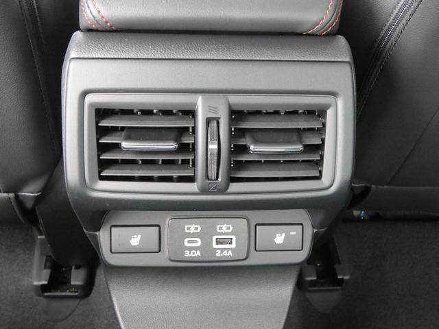 後席用のエアコン噴出し口もあるので後席も快適♪後席シートヒーターもついているので、同乗者の方も快適にお過ごしいただけます。後席用のＵＳＢソケットも付いています！