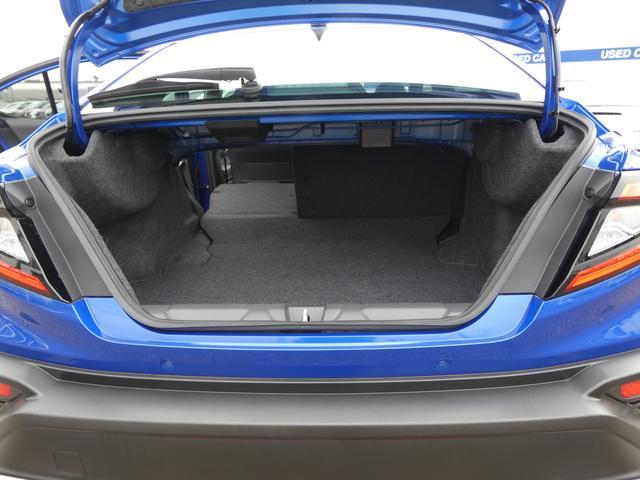 後席背もたれは４：６で分割して倒すことも可能！