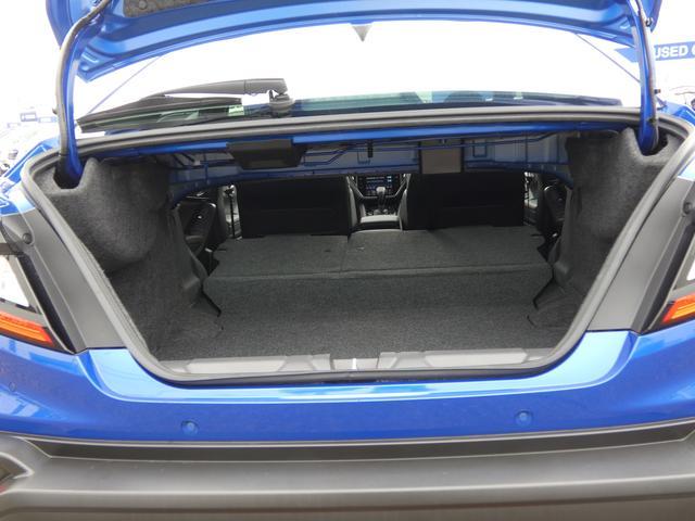 後席背もたれを倒すことで長い物も載せられる広々空間に大変身！キャンプ用品などもたっぷり載せられますね！