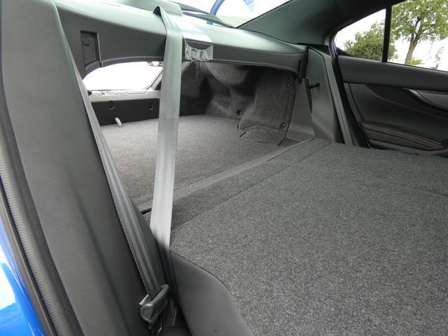 トランクスルーにもなっているので、スキー板など長い物も載せられます！