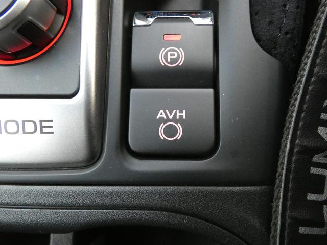 �m�`�u�g�i�I�[�g�r�[�N���z�[���h�j�n��Ԃ����ہA�u���[�L�y�_�����瑫�𗣂��Ă���~��Ԃ��ێ����܂��B�M���҂��A�a�؁A�⓹�ȂǁA����̂��܂��܂ȃV�[���Ńh���C�o�[�̉^�]���ׂ��y�����܂��B