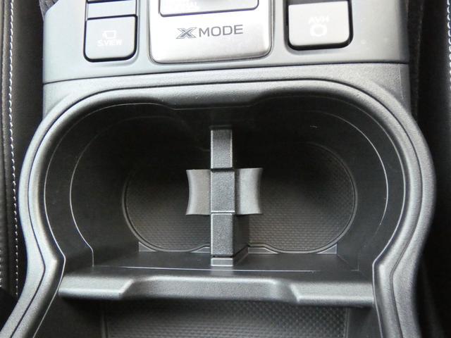 �Z���^�[�R���\�[���ɂ͑O�ȃJ�b�v�z���_�[�ƃX�}�z��|�[�^�u���v���C���[��u����g���[���t���Ă��܂��I