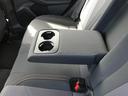 後席中央の背もたれはカップホルダー付きアームレストになります。