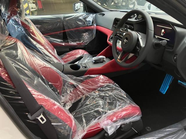 運転席と助手席の間にはひじ掛けが付いていますので運転中はとても役立ちますね。