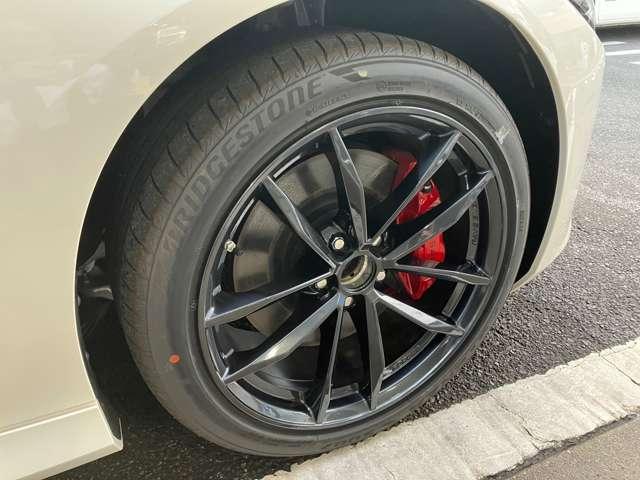 フロントタイヤになります。サイズは２５５　４０Ｒ１９インチあるのでタイヤのグリップを感じることができます。