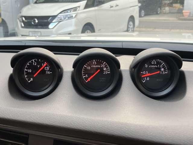 ３連メーターは歴代フェアレディＺ同様の電圧計と、走行中ターボ状態を把握できる２つのメーターを配置。ヘリテージを感じさせるデザインです。