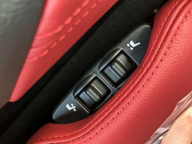 無段階で調整できるパワーシートです。うれしいシートヒーター装備で快適です。