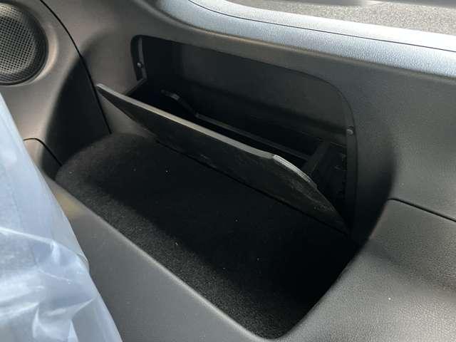 シート後ろは、トレイになっており、カバン等を置くのに便利です。