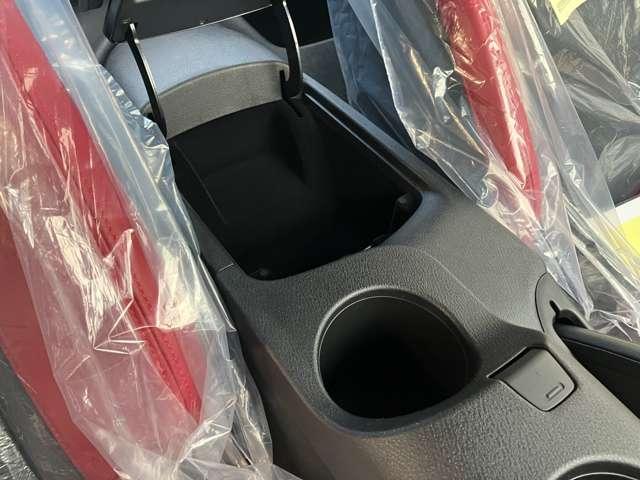 収納可能なドリンクホルダーで使いやすいです。