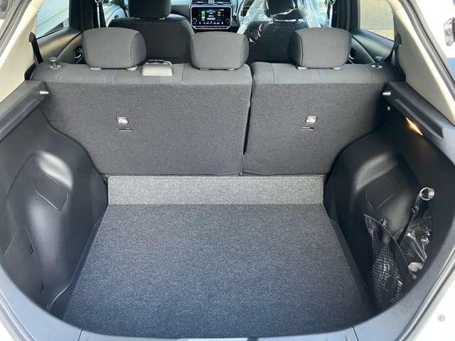 リーフ Ｘ　Ｖセレクション　メーカーナビ　プロパイロット　ドラレコ　レーダークルコン　３６０°カメラ　踏み間違い防止装置　ＬＥＤランプ　セキュリティ　ドライブレコーダー　１オーナー　ＥＴＣ　インテリキー　レーンキープアシスト　サイドエアバッグ　パワーウィンドウ　ＡＢＳ（17枚目）