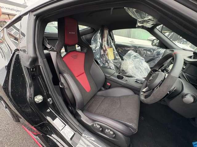 �^�]�Ȃ́A�R�[�i�����O���ɑڂ̃z�[���h�������߂邽�߁A���ʂ̒����������肠�������`��B���ʂ̒�����N�b�V�����̌������A���s���ɂ����鍘�̃z�[���h�����J�̌y�����d�����Đ݌v����Ă���܂��B