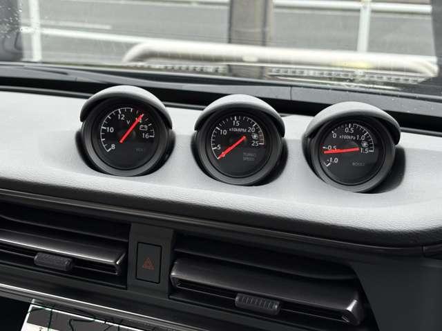 �R�A���[�^�[�͗��t�F�A���f�B�y���l�̓d���v�ƁA���s���^�[�{��Ԃ�c���ł���Q�̃��[�^�[��z�u�B�w���e�[�W������������f�U�C���ł��B