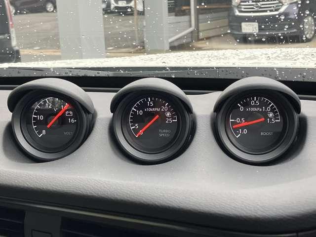 フェアレディＺ ３．０　バージョン　ＳＴ　※雹害車　６ＭＴ　メーカーナビ　衝突軽減システム　レーンキープ　オートクルーズ　Ｂモニタ　ナビ　ワンオーナ　アルミホイール　ＬＥＤヘッドライト　スマートキー　ＥＴＣ　キーレス　オートエアコン　パワーステアリング　メモリーナビ（9枚目）