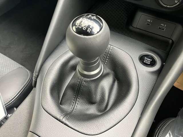 フェアレディＺ ３．０　バージョン　ＳＴ　※雹害車　６ＭＴ　メーカーナビ　衝突軽減システム　レーンキープ　オートクルーズ　Ｂモニタ　ナビ　ワンオーナ　アルミホイール　ＬＥＤヘッドライト　スマートキー　ＥＴＣ　キーレス　オートエアコン　パワーステアリング　メモリーナビ（10枚目）