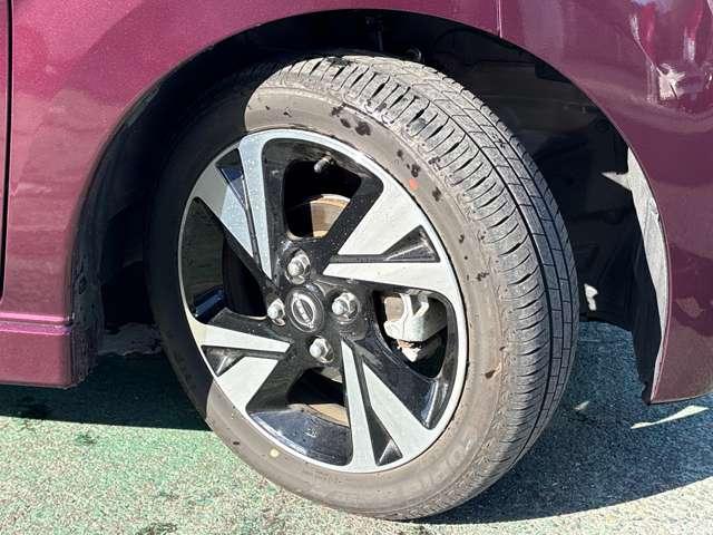 �����A���~�z�C�[���Ńf�U�C�����}�b�`���Ă��܂��B