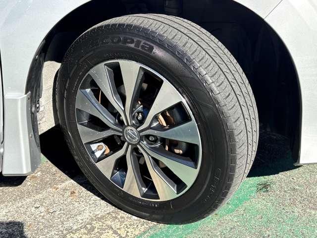 �����A���~�z�C�[���Ńf�U�C�����}�b�`���Ă��܂��B