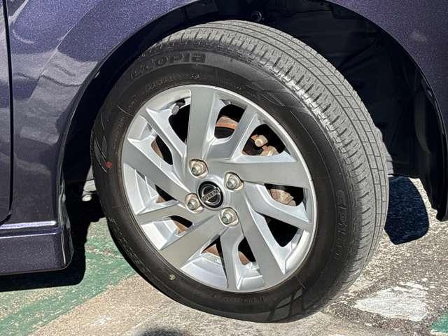 �����A���~�z�C�[���Ńf�U�C�����}�b�`���Ă��܂��B