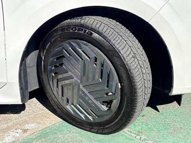 �����z�C�[���L���b�v�Ńf�U�C�����}�b�`���Ă��܂��B