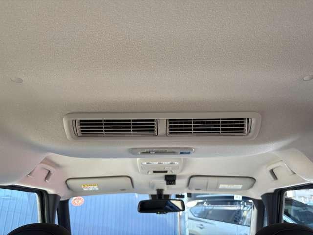 ���[�t�Ɏ��t�����t�@���ŋ�C�������I�ɏz�����邱�ƂŎ�����Ԃ̉��x���ϓ��ɕۂ��S�n�ǂ��ԓ���