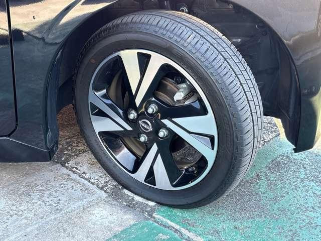 �����A���~�z�C�[���Ńf�U�C�����}�b�`���Ă��܂��B