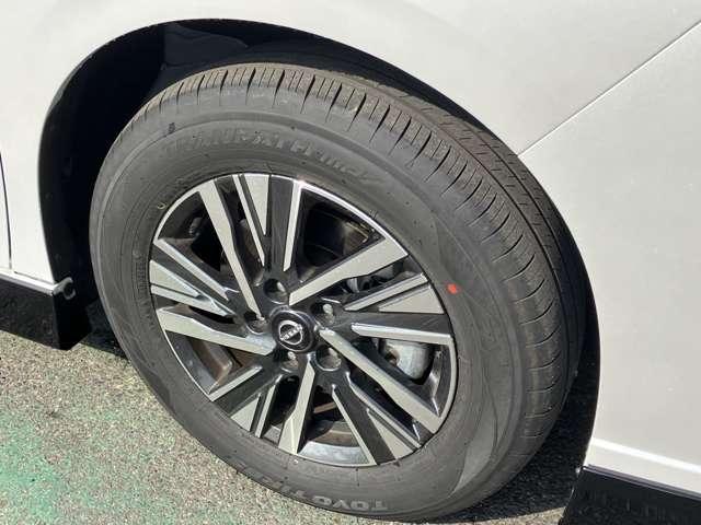 �����A���~�z�C�[���Ńf�U�C�����}�b�`���Ă��܂��B