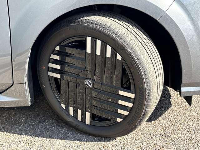 �����A���~�z�C�[���Ńf�U�C�����}�b�`���Ă��܂��B