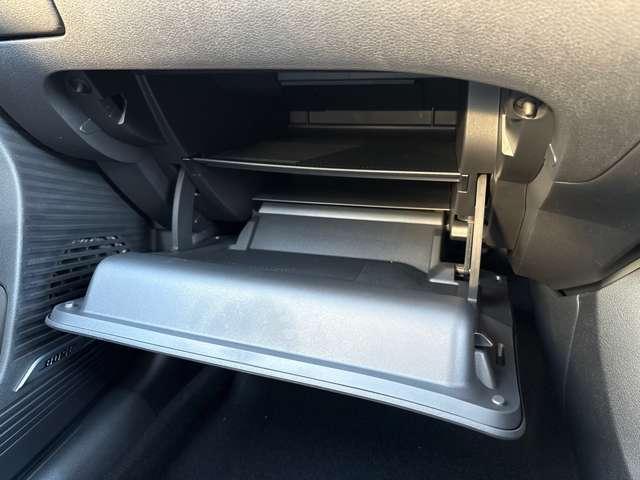 �O���[�u�{�b�N�X�͂Ƃ��Ă��傫���Ďg���₷���ł���I���ɂ����[���[�����Ă���̂ŏ������X�b�L�����܂�܂���I