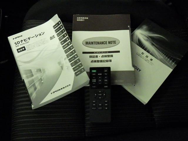 ヴォクシー ＨＶ　ＺＳ　キラメキ　衝突被害軽減システム　メモリーナビ　フルセグ　バックカメラ　ＥＴＣ　ＣＤ　ＤＶＤ再生　後席モニター　オートクルーズコントロール　ＬＥＤヘッドランプ　両側電動スライド　乗車定員７人　３列シート　キーレス（33枚目）