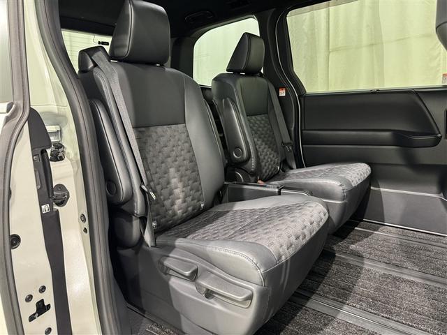 ヴォクシー Ｓ－Ｚ　衝突被害軽減システム　フルセグ　バックカメラ　ＥＴＣ　ドラレコ　ミュージックプレイヤー接続可　オートクルーズコントロール　ＬＥＤヘッドランプ　両側電動スライド　乗車定員７人　３列シート　スマートキー（32枚目）