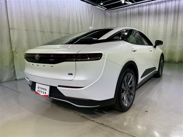 クラウンクロスオーバー Ｇアドバンスド・レザーパッケージ　衝突被害軽減システム　メモリーナビ　フルセグ　バックカメラ　ＥＴＣ　ドラレコ　ミュージックプレイヤー接続可　革シート　電動シート　オートクルーズコントロール　ＬＥＤヘッドランプ　スマートキー　キーレス（6枚目）