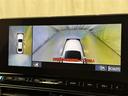 パノラミックビューモニターを装備。駐車場や交差点でクルマを真上から見るように周囲を確認できます。機能の詳細は販売店スタッフまでおたずねください。
