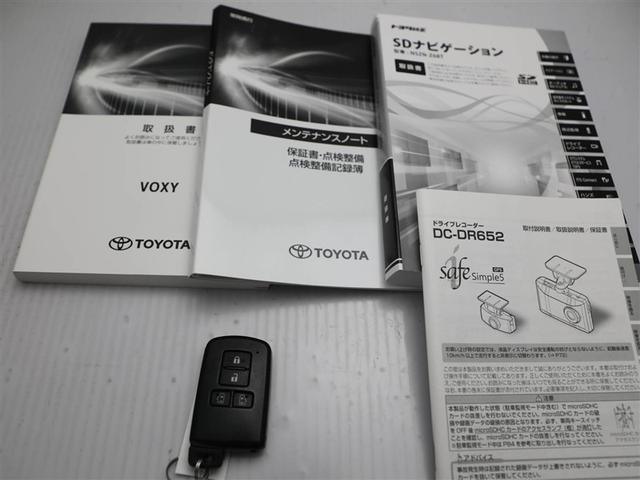 ヴォクシー ＺＳ　煌ＩＩＩ　スマートキ－　ドラレコ付き　オートクルーズ　バックモニタ－　盗難防止システム　アルミホイール　リアエアコン　地デジＴＶ　横滑り防止　ウォークスルー　ＡＢＳ　ＤＶＤ　エアバッグ　１オーナー　ＡＣ　ＡＵＸ（30枚目）