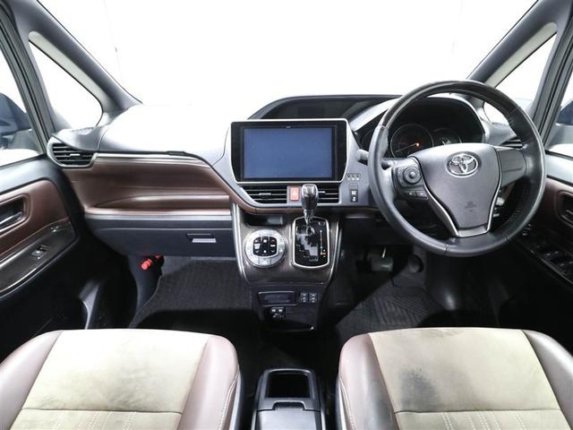 しっかりまとまった感のあるインパネ。各操作スイッチなども使いやすい位置に配置されていますよ。