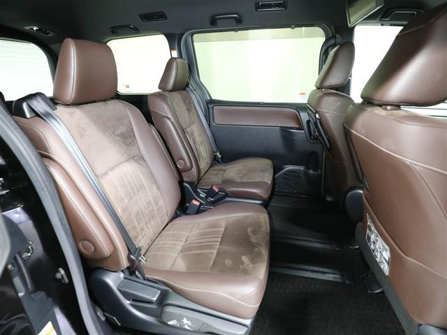 後席もゆとりあるスペースをしっかり確保しています。