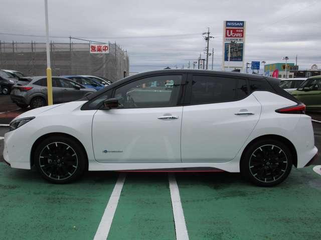 リーフ NISMO 踏み間違い防止 レーンキープアシスト クルーズコントロール スマートキー パーキングアシスト 寒冷地仕様 ETC車載器 アルミホイール キーレス オートエアコン メモリーナビ ナビTV 記録簿 ABS(4枚目)