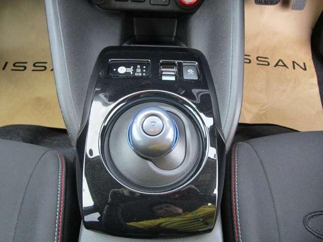 リーフ NISMO 踏み間違い防止 レーンキープアシスト クルーズコントロール スマートキー パーキングアシスト 寒冷地仕様 ETC車載器 アルミホイール キーレス オートエアコン メモリーナビ ナビTV 記録簿 ABS(13枚目)