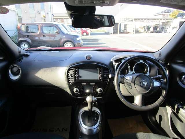 ジューク １．５　１５ＲＸ　Ｖセレクション　ＡＵＴＯエアコン　車線逸脱警報システム　パワーウィンドウ　スマートエントリー　ドラレコ　Ａストップ　アルミホイール　ＥＴＣ車載器　メモリーナビ　取説記録簿　ナビ＆ＴＶ　ワンセグ　ＷエアＢ　エアバッグ（3枚目）