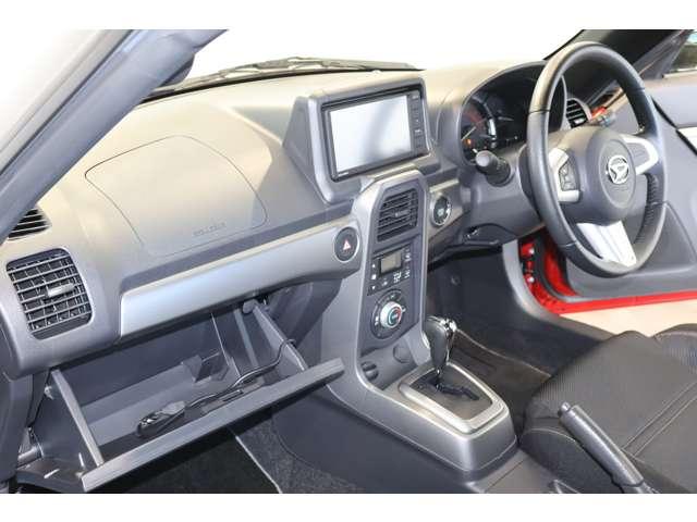 コペン エクスプレイ　ディスプレイオーディオ・バックカメラ　シ－トヒ－タ－　イモビライザー　パワステ　スマキー　オートエアコン　キーフリー　デュアルエアバッグ　ＬＥＤヘッドランプ　パワーウィンドウ　ＡＢＳ　横滑り防止（3枚目）