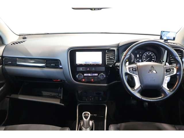 アウトランダーPHEV Gセーフティパッケージ メモリーナビ・フルセグTV・全周囲カメラ リアカメラ クルーズコントロール シートH メモリーナビ付き 電動パワーシート 切替4WD ナビTV イモビライザー 横滑り防止装置 スマートキー ETC(3枚目)