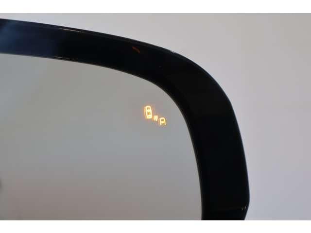 �㑤���ԗ����m�x��V�X�e���𑕔��I�΂ߌ������̐ڋߎԗ������m���ăC���W�P�[�^�[�̓_����x�����Ńh���C�o�[�ɒ��ӂ𑣂��܂��B