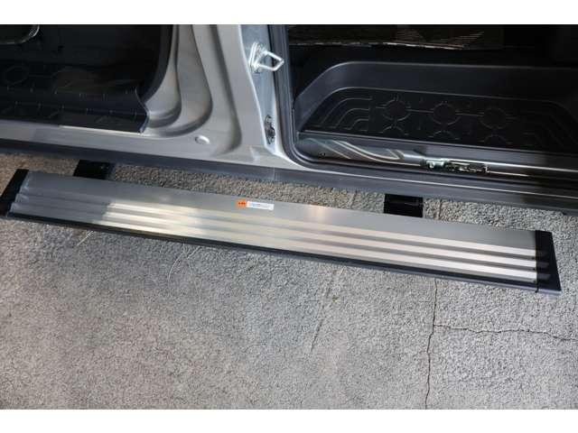 �����ɂ͓d�������O�X�e�b�v�𑕔���Ƒ��݂�Ȃ����~�胉�N���N�I����ȃh�A�E�X���C�h�h�A�̊J�ɘA���������O�X�e�b�v�̓{�f�B���ɃX�b�L���i�[����܂��B