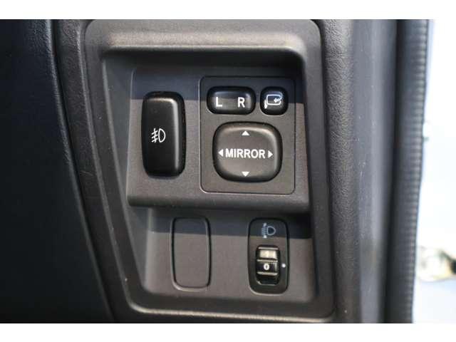 �d���i�[���h�A�~���[�X�C�b�`���h�A�~���[�̊i�[�͂������A�~���[�̊p�x���������茳�Ń��N���N����ł��܂��B