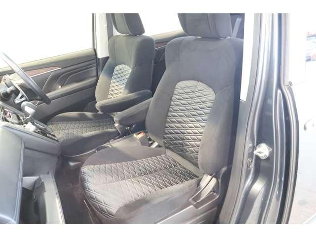 デリカＤ：５ Ｐ　メモリーナビ・フルセグＴＶ・全周囲カメラ　パノラマモニター　アイドリングストップ車　パワートランク　両側パワスライドドア　クルコン付き　メモリ－ナビ　アルミ　ターボモデル　シートヒータ　記録簿付　３列（4枚目）