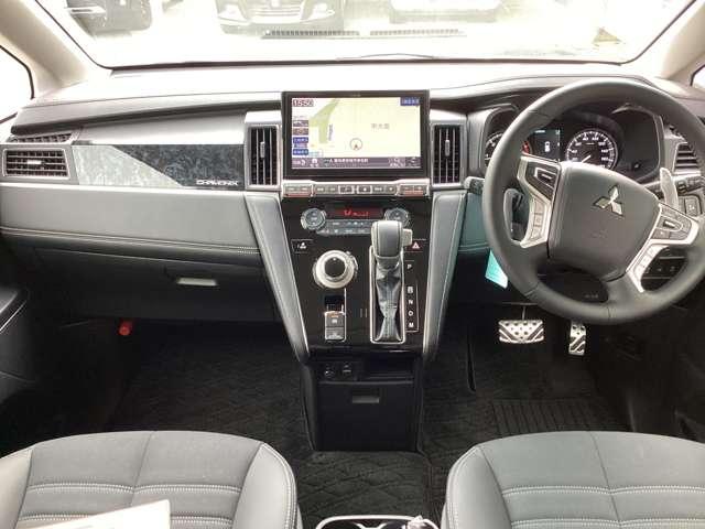 デリカＤ：５ シャモニー　メモリーナビ・フルセグＴＶ・全周囲カメラ　ナビ＆ＴＶ　Ａストップ　ターボ車　運転席シートヒーター　Ｆカメラ　ウォークスルー　電動リヤゲート　地デジ　インテリキー　キーフリー　３列シート　切替式４ＷＤ（3枚目）
