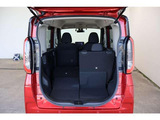 リヤシートを分割して倒せますので、工夫次第で色々な荷物が積めます。