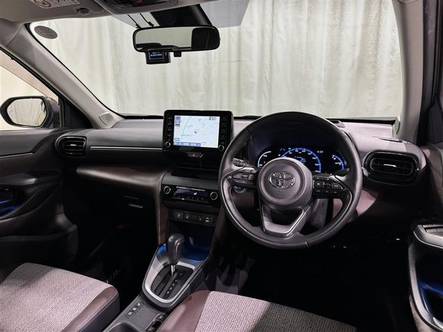 ヤリスクロス ハイブリッドＺ　衝突被害軽減システム　メモリーナビ　フルセグ　バックカメラ　ＥＴＣ　ドラレコ　ミュージックプレイヤー接続可　電動シート　オートクルーズコントロール　ＬＥＤヘッドランプ　スマートキー　キーレス（8枚目）